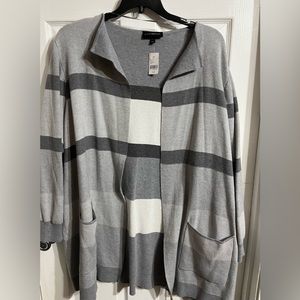 Ladies plus size Lane Bryant cardigan. Size 26/28.